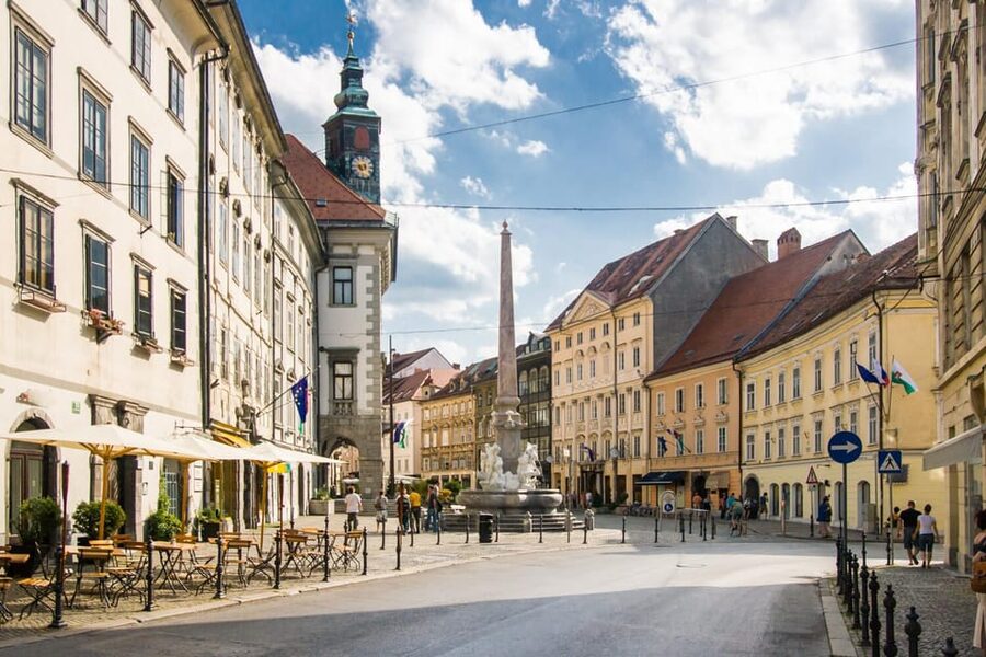 Ljubljana: 2h walking tour with local guide - Križanke, New Square, and the river crossings