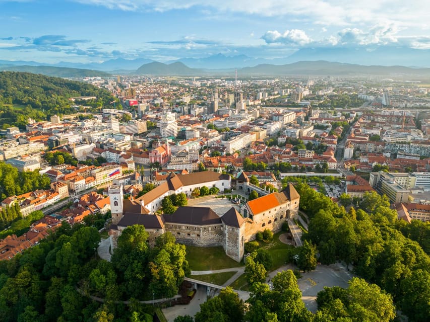 Ljubljana: 2h walking tour with local guide - Old Square and Town Hall