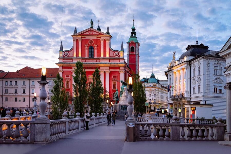 Ljubljana: 2h walking tour with local guide - Starting at Prešeren Square and Triple Bridge