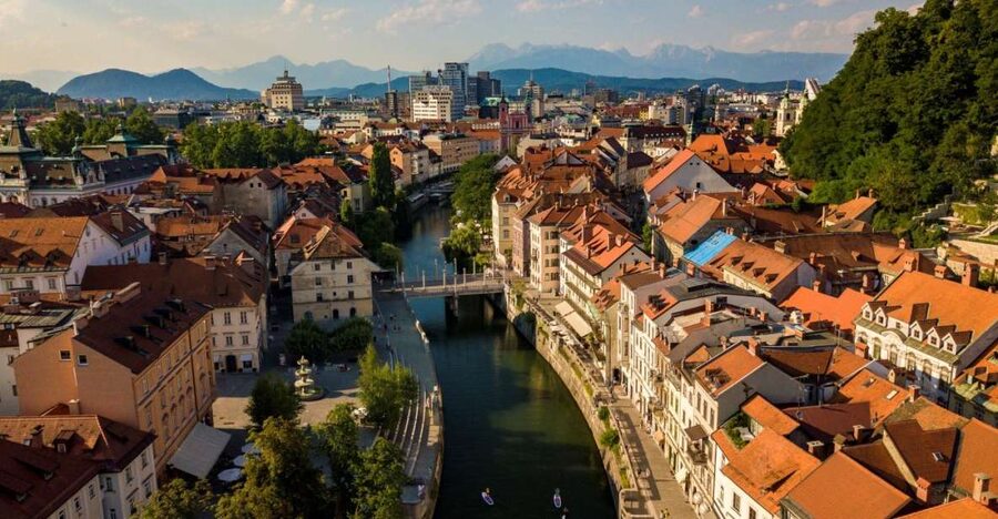 Ljubljana: Stand-Up Paddle Boarding Tour - Paddling toward Ljubljana’s center