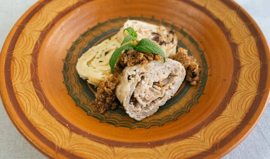 Ljubljana: Traditional Slovenian štrukelj Cooking Class - A warm welcome with wine, cheese, and local flavor