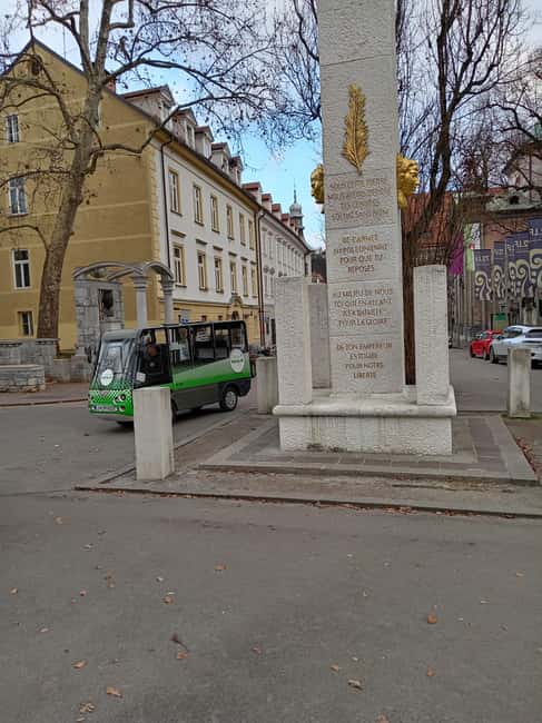 Ljubljana: Wonderful tour fun experience time history - Tromostovje and the longest part of the walk