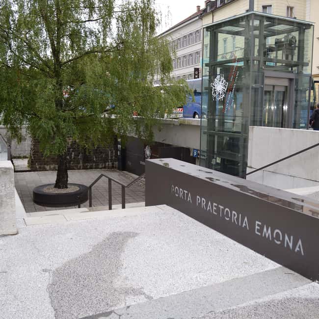 Ljubljana: Wonderful tour fun experience time history - Starting at Mestni trg 2