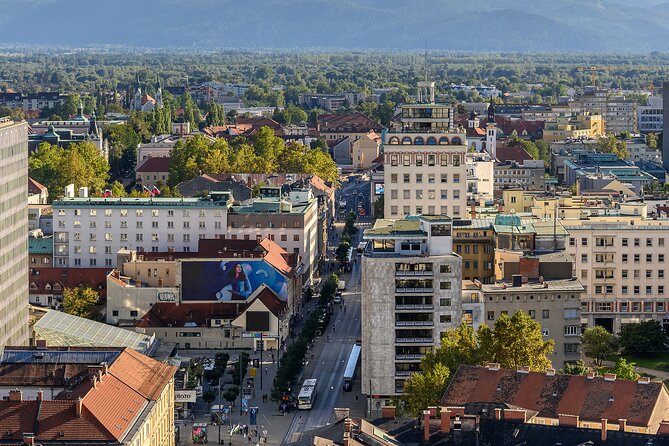Private 3 hours walking Guided Immersion tour through Ljubljana - Mestni Trg and the Town Hall fountain