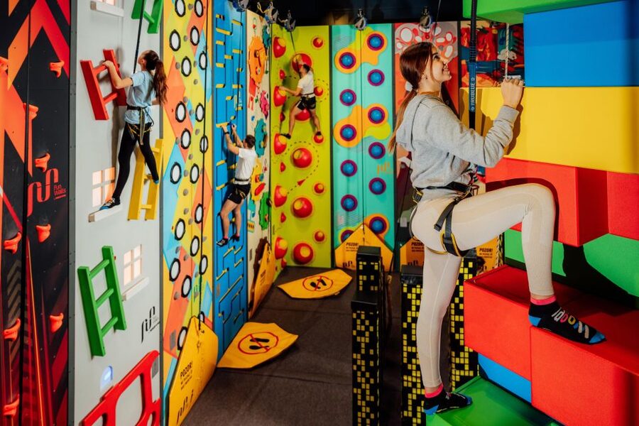 Woop! Fun park with 21 attractions - The 43 climbing routes and 3D wall